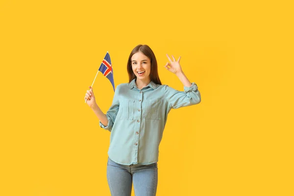 美丽的年轻女子 带着冰岛国旗 在彩色背景上显示得很好 — 图库照片