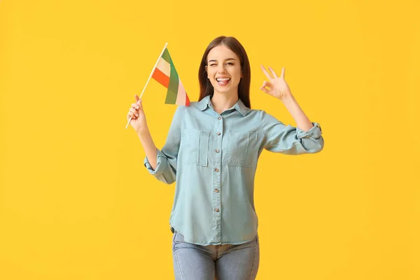 Jovem Bonita Com Bandeira República Baixa Canadá Mostrando Fundo Cor — Fotografia de Stock