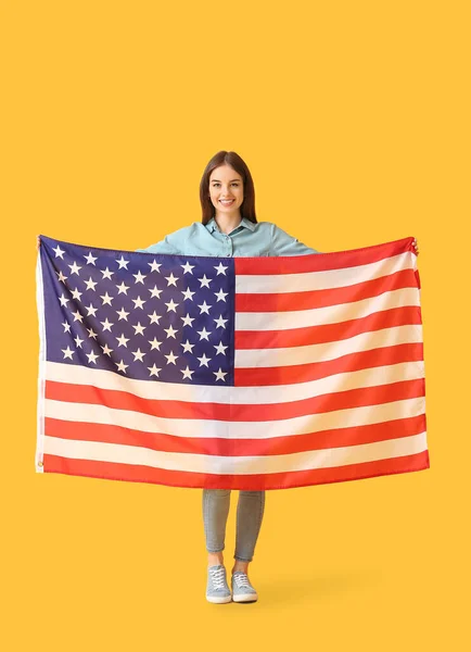 アメリカ国旗を背景にした美しい若い女性 — ストック写真