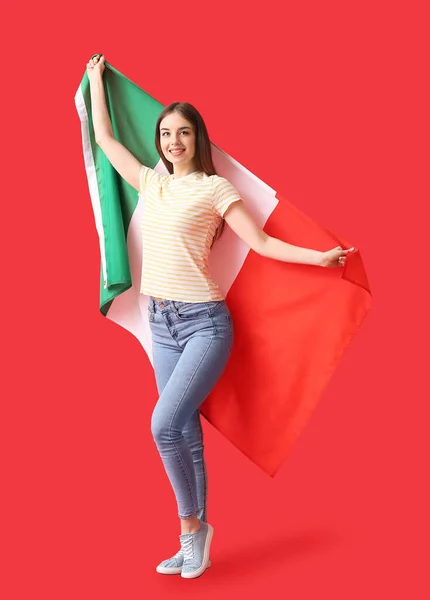 Piękna Młoda Kobieta Włoską Flagą Tle Koloru — Zdjęcie stockowe