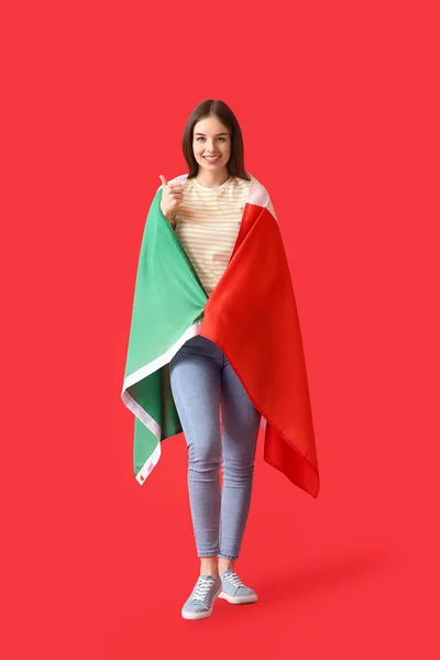 Hermosa Mujer Joven Con Bandera Italiana Sobre Fondo Color —  Fotos de Stock