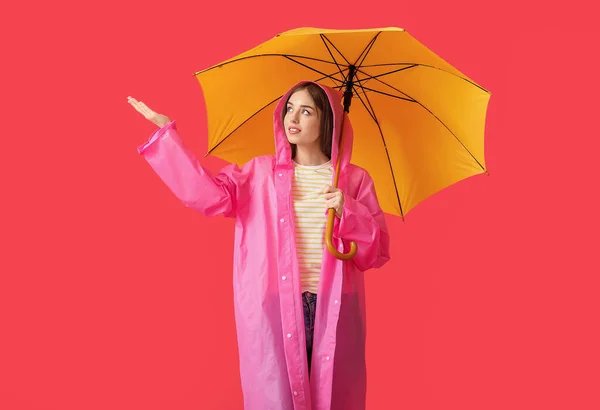 穿着雨衣 背带雨伞的时髦年轻女子 — 图库照片