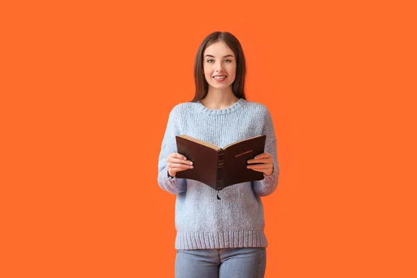 Ung Kvinna Med Bibeln Färg Bakgrund — Stockfoto