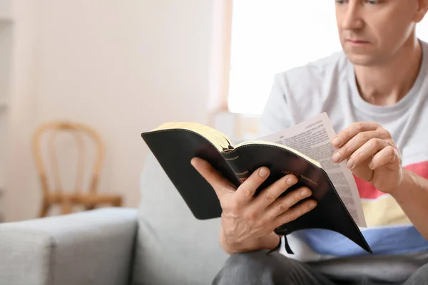 Man Die Thuis Bijbel Leest — Stockfoto