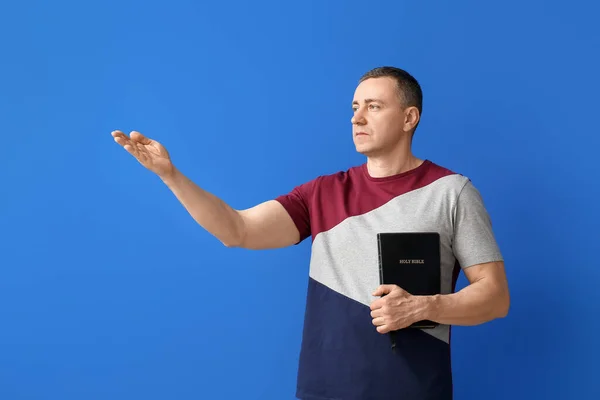 Man Bible Showing Something Color Background — Stock Photo, Image