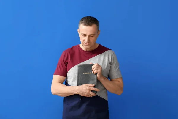 Man Met Bijbel Kleur Achtergrond — Stockfoto
