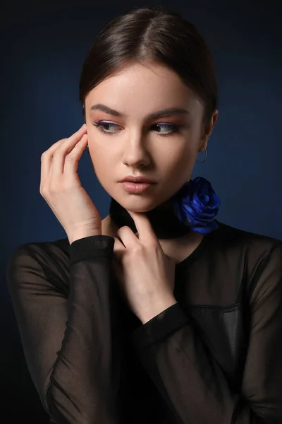 Bella Giovane Donna Con Rosa Blu Sfondo Scuro — Foto Stock