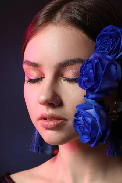 Mulher Bonita Com Rosas Azuis Fundo Escuro — Fotografia de Stock