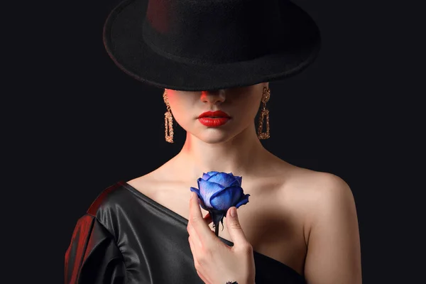 Mulher Bonita Com Rosa Azul Fundo Escuro — Fotografia de Stock