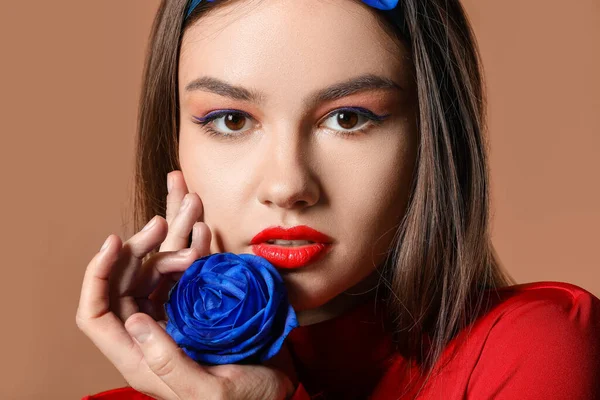 Piękna Młoda Kobieta Niebieską Różą Tle Koloru — Zdjęcie stockowe
