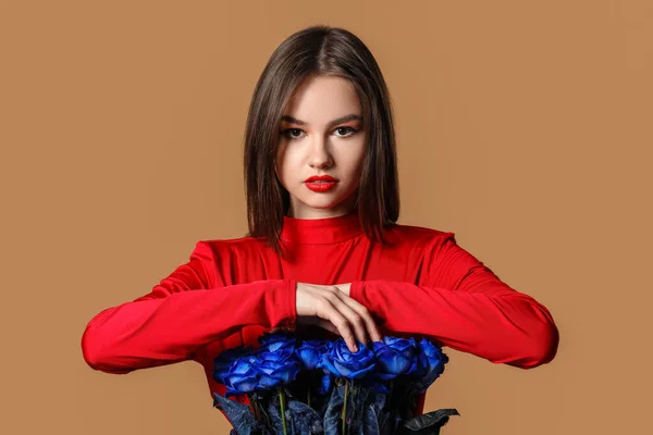 Красива Молода Жінка Блакитними Трояндами Кольоровому Фоні — стокове фото