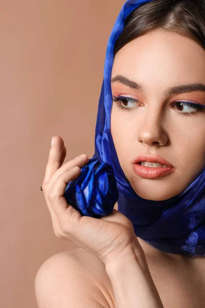Κομψή Νεαρή Γυναίκα Μπλε Τριαντάφυλλο Στο Φόντο Χρώμα — Φωτογραφία Αρχείου