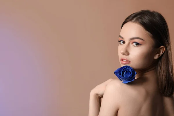 Beautiful Young Woman Blue Rose Color Background — Stock Photo, Image