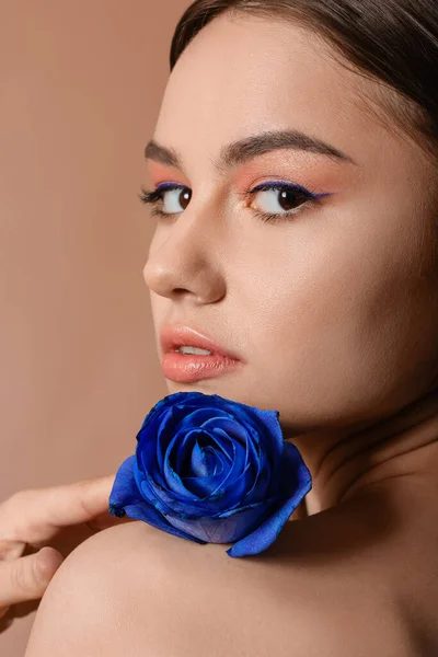 Krásná Mladá Žena Modrou Růží Barevném Pozadí Detailní Záběr — Stock fotografie