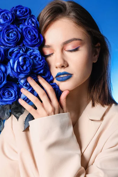 Κομψή Νεαρή Γυναίκα Μπλε Τριαντάφυλλα Στο Φόντο Χρώμα — Φωτογραφία Αρχείου