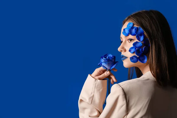 Κομψή Νεαρή Γυναίκα Μπλε Ροδοπέταλα Στο Πρόσωπο Φόντο Χρώμα — Φωτογραφία Αρχείου