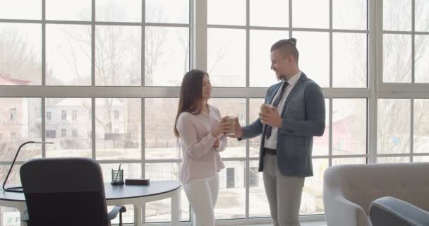 Chef Bringt Seiner Sekretärin Kaffee Belästigt Junge Frau Aber Sie — Stockvideo