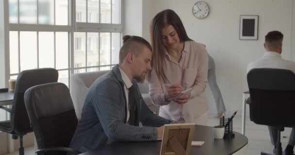 Jonge Secretaresse Verleid Baas Maar Hij Wijst Haar Toont Foto — Stockvideo