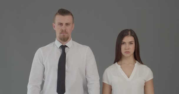 Cuplu Tânăr Care Prezintă Foi Hârtie Text Stop Harassment Afraid — Videoclip de stoc