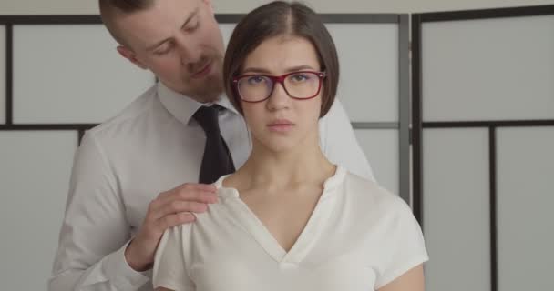 Bang Dat Jonge Secretaresse Hulp Smeekt Omdat Seksueel Wordt Lastig — Stockvideo