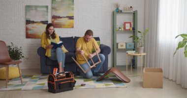 Genç adam bir sandalye monte edip odayı terk ettiği için sinirlenir ama karısı bu işi başarıyla bitirir.