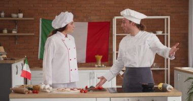 Mutfakta geleneksel pizza pişirirken İtalyan aşçılar kavga ediyor.