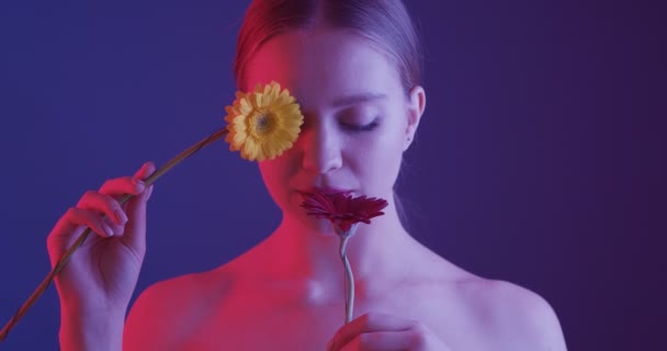 Mooie Jonge Vrouw Met Gerbera Bloemen Kleur Achtergrond — Stockvideo