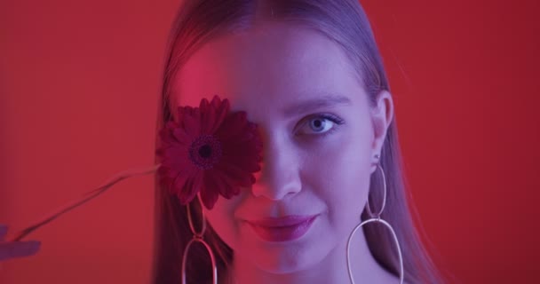 Verleidelijke Jonge Vrouw Met Gerbera Bloem Kleur Achtergrond — Stockvideo