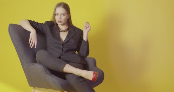 Mujer Joven Seductora Sentada Sillón Sobre Fondo Color — Vídeos de Stock