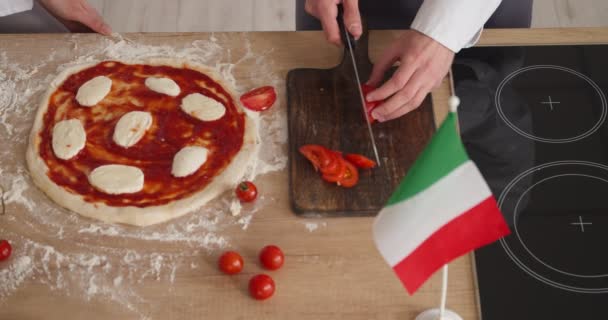 Italienska Kockar Matlagning Traditionell Pizza Köket — Stockvideo