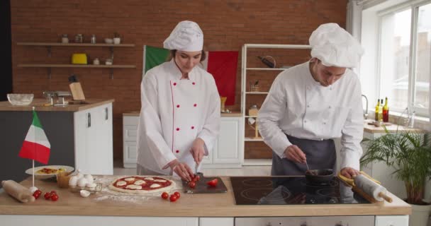 Włoski Kucharze Gotowanie Tradycyjnej Pizzy Kuchni — Wideo stockowe