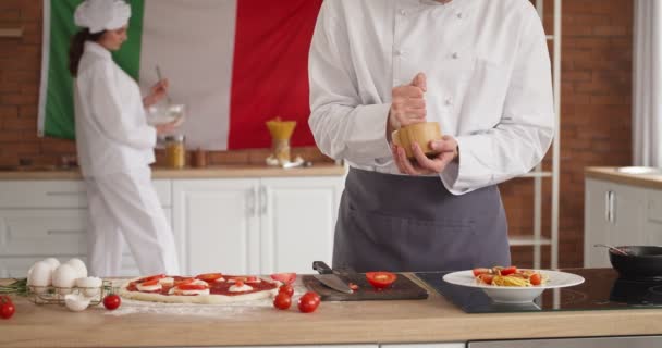 Chefs Italianos Cocinando Pizza Tradicional Cocina — Vídeos de Stock