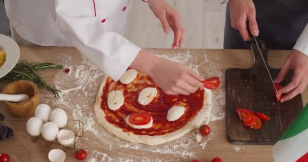 Итальянские Повара Готовят Традиционную Пиццу Кухне — стоковое видео