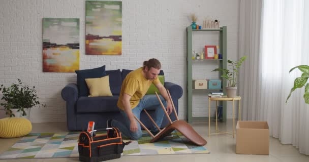 Jeune Couple Boit Café Après Finition Assemblage Meubles Maison — Video