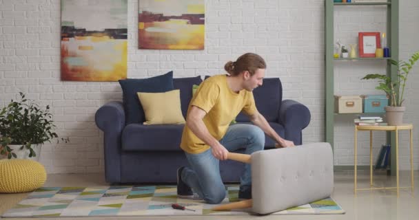 Pareja Feliz Después Terminar Montar Muebles Casa — Vídeos de Stock
