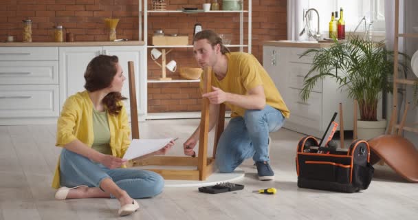 Joven Pareja Montando Mesa Casa — Vídeos de Stock