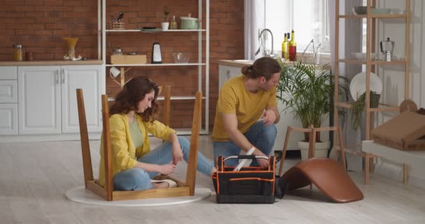若いカップル組み立て家具に家 — ストック動画