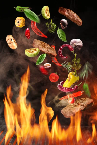 Biftek Kazıkları Sebzeler Izgaranın Üstünde Arka Planda Ateş Var — Stok fotoğraf
