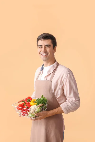 Молодой Человек Свежими Овощами Цветном Фоне — стоковое фото