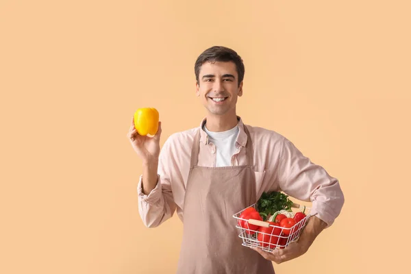 Jovem Com Legumes Frescos Fundo Cor — Fotografia de Stock