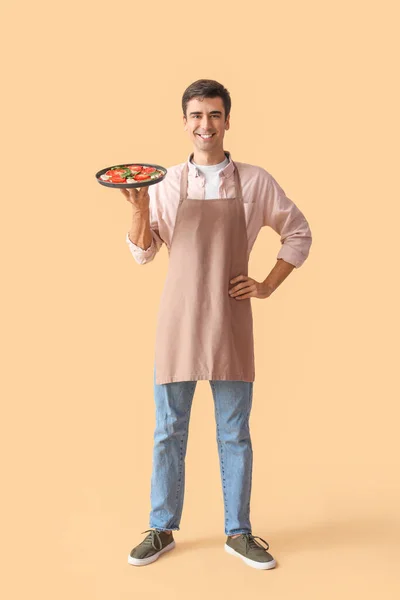 Mladý Muž Chutnou Pizzu Barevném Pozadí — Stock fotografie
