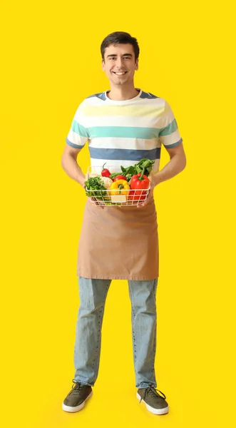 Молодий Чоловік Свіжими Овочами Кольоровому Фоні — стокове фото