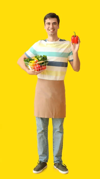 若いです男で新鮮な野菜の色の背景 — ストック写真