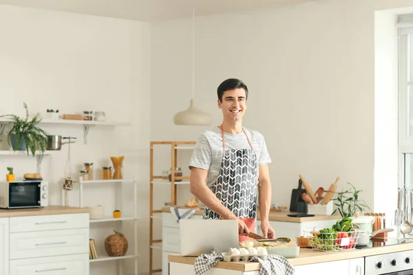Genç Adam Mutfakta Yemek Yapıyor — Stok fotoğraf