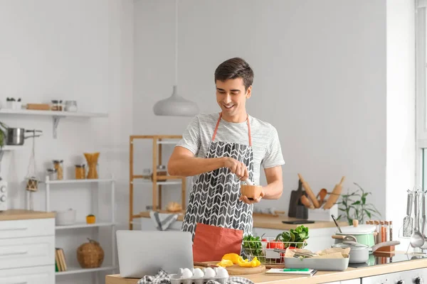 Mutfakta Dizüstü Bilgisayar Kullanan Harç Tokmak Kullanan Genç Bir Adam — Stok fotoğraf