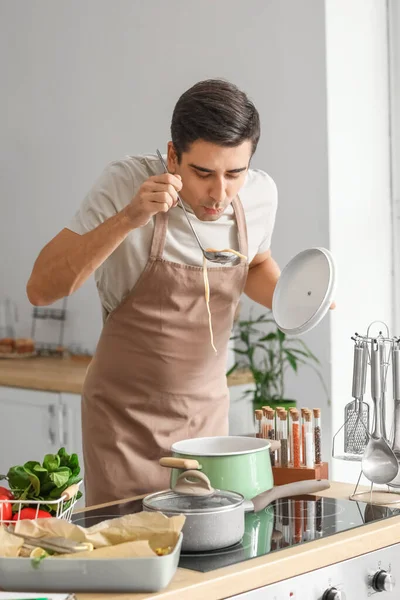 Young Man Tasting Dish Kitchen — Stock Photo, Image