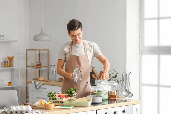 Genç Adam Mutfakta Yemek Yapıyor — Stok fotoğraf