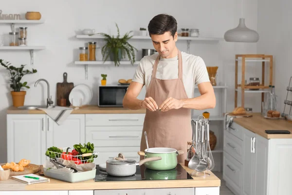 Young Man Cooking Kitchen — Stock Photo, Image