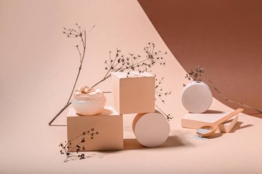 Renk arkaplan üzerinde kozmetik kil kavanozları ile kompozisyon