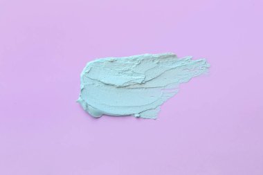 Renk arkaplanındaki kozmetik kil örneği